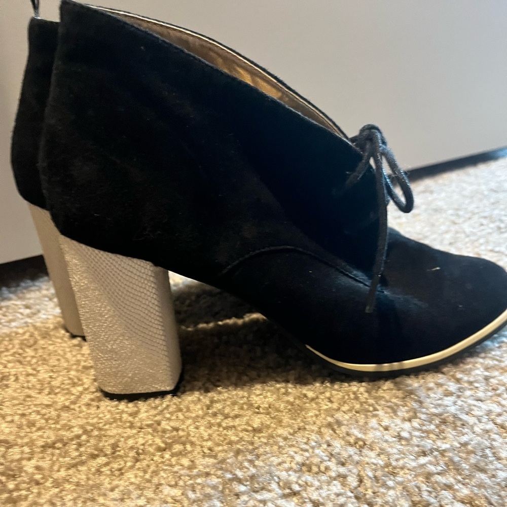 Black boots with white snake skin heel
